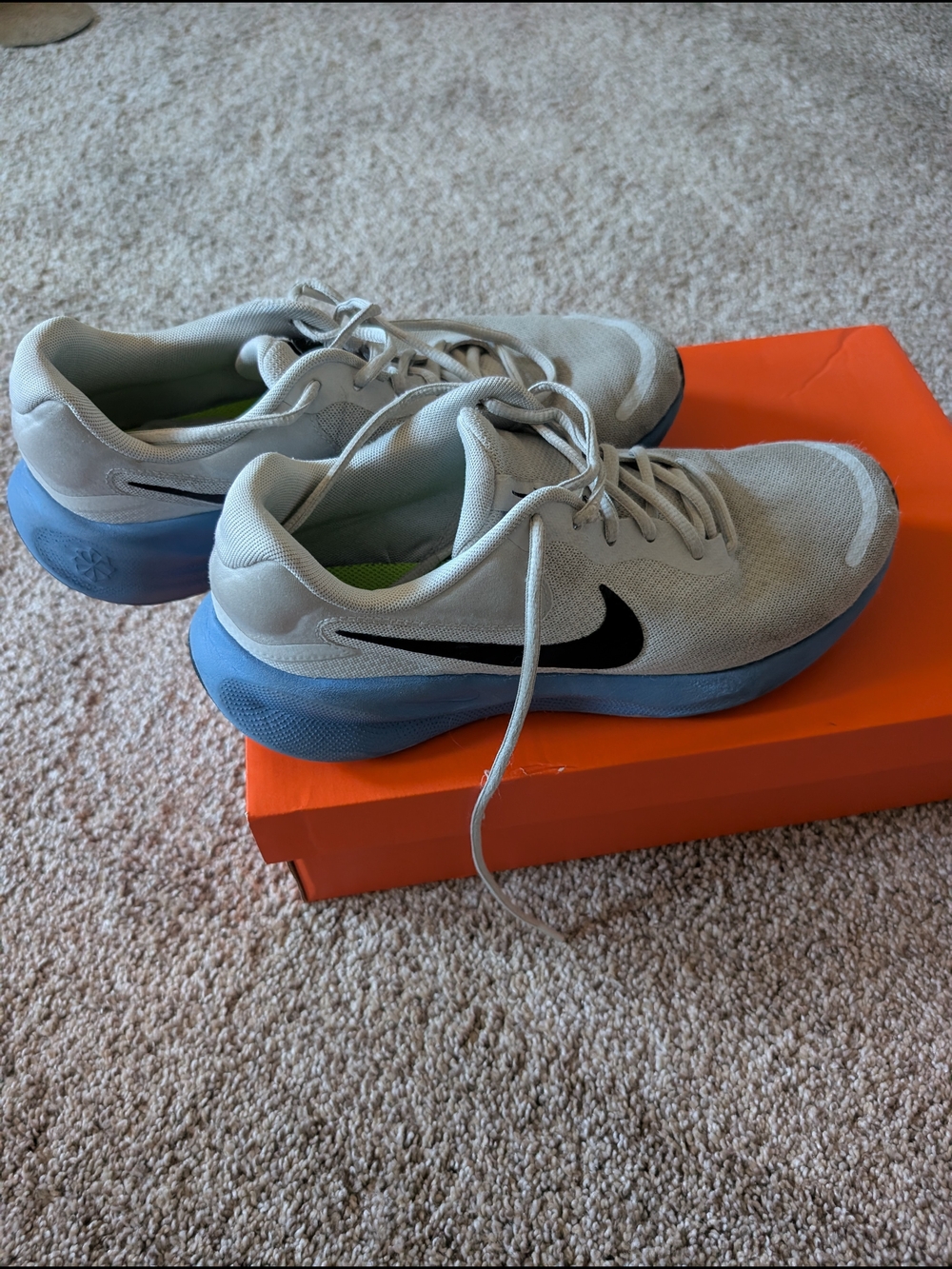 Nike Men’s Light Gray Running Shoes with Blue Sole Size 8.5